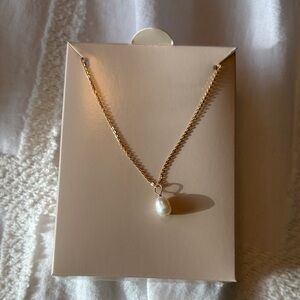 Knots and Pipes Elegant Gold Pearl Necklace